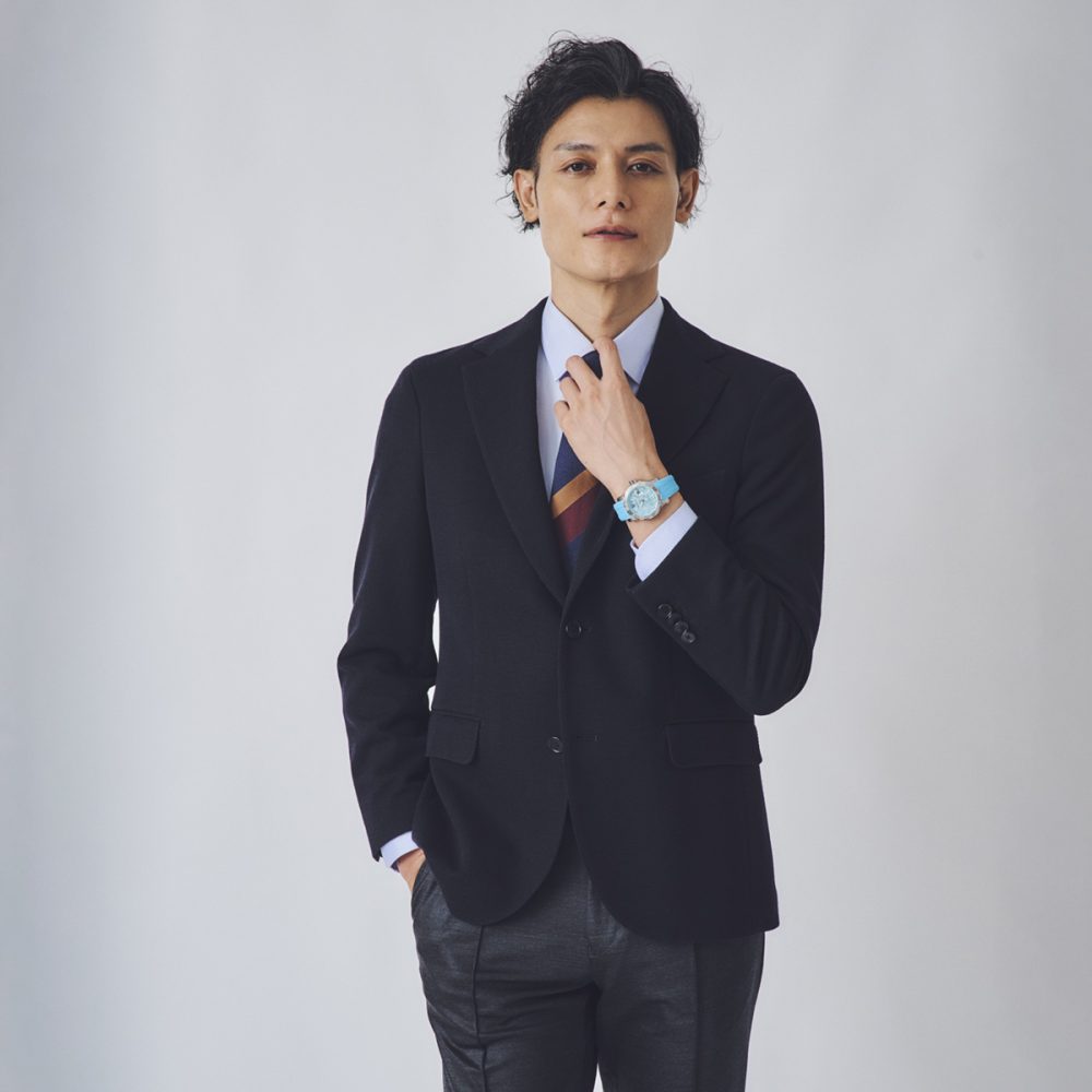 王道のネイビージャケットとも好相性