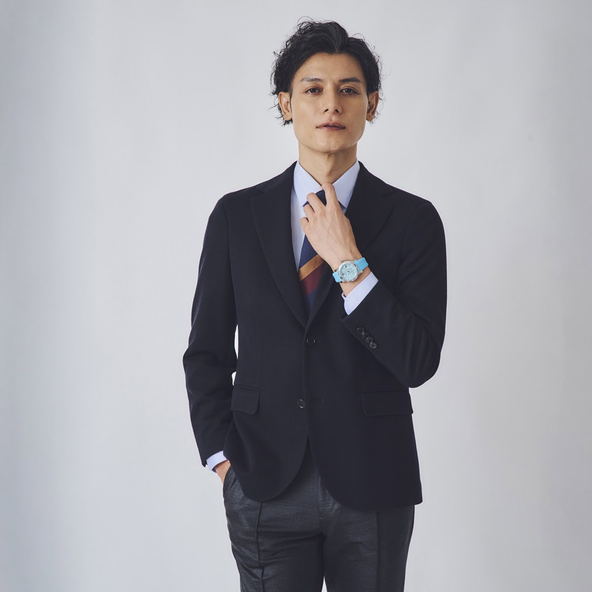 王道のネイビージャケットとも好相性