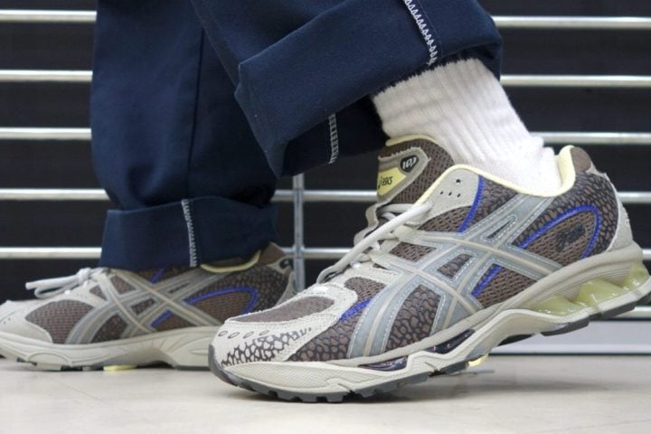 【新時代のハイブリッドスニーカー】懐かしいのに未来的!?眺めても最高、履いても最高な「ASICSGEL-NIMBUS10.1」をエディターが試し履きレビュー