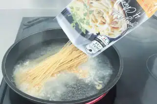 業務スーパーの“常識を覆す”袋麺の究極系、「マジでうまかった」カップ麺のご当地味食べ比べほか【グルメの人気記事ランキングベスト3】（2025年10月版）