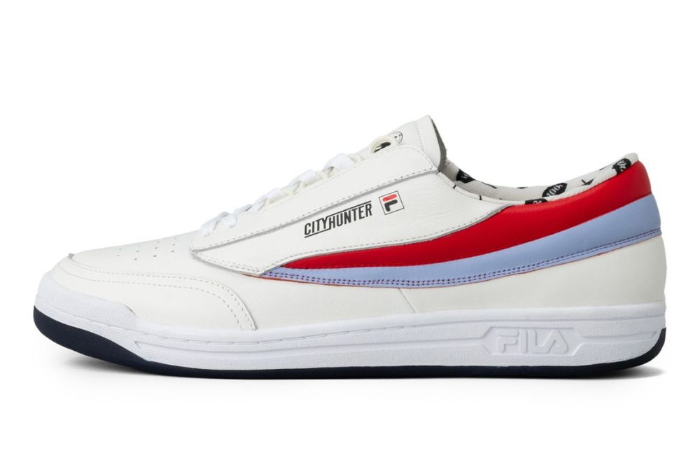 スニーカーの両側面にデザインされた「フラッグ(ヨットの帆をイメージしたFILAのアーカイブパターン)」は、冴羽獠着用のサックスブルーのジャケットと、レッドのインナーの色合い