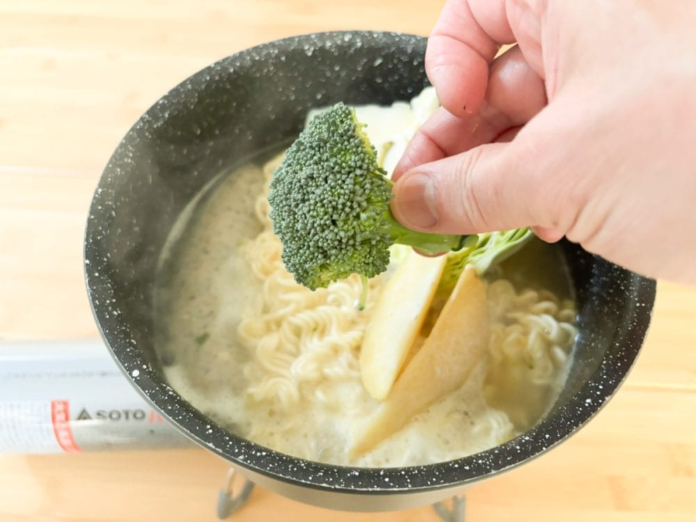 好みはわかれると思いますが、ブロッコリーは熱いスープをちょっとかけたぐらいでシャキシャキ感が残った方が食感も楽しめると思います