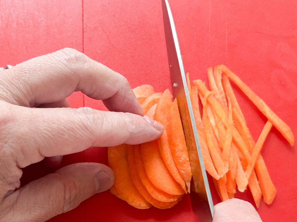 もやしサイズに揃える感じでニンジンを千切り