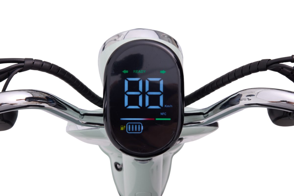 大型スピード表示で視認性に優れるでじたるめーたー