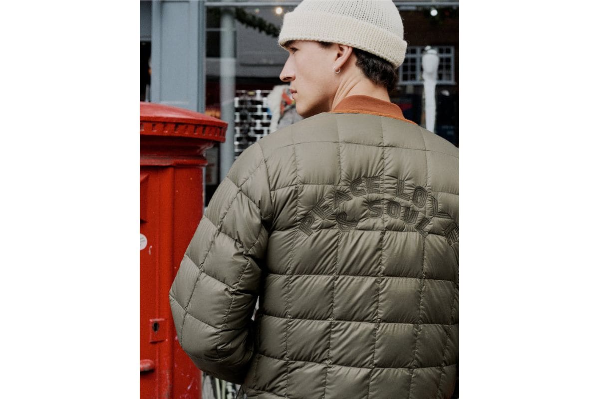 “PEACE LOVE & SOUL”の刺繍