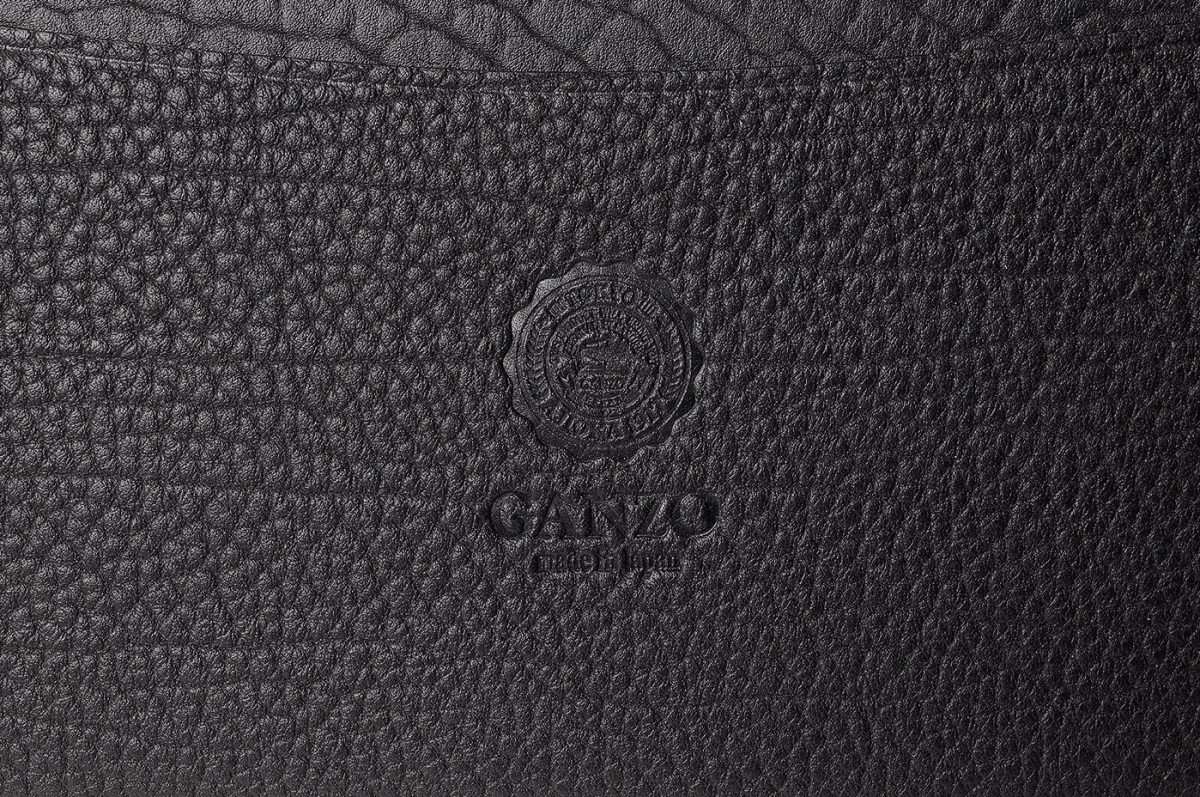 ニュージーランド産のカーフ原皮をイタリアの名門タンナーINCAS社でクローム鞣しを施した高級カーフ