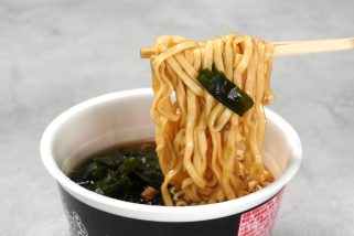 「このカップ麺、マジでうまかった」ご当地テレビ番組とコラボした“わかめラーメンの新境地”2品を食べ比べ【1位は完成度がすごい！わかめうどん】