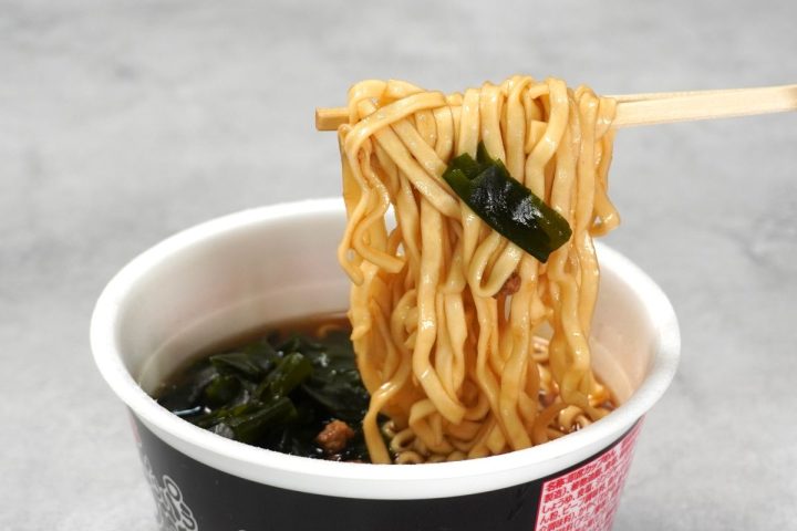 「このカップ麺、マジでうまかった」ご当地テレビ番組とコラボした“わかめラーメンの新境地”2品を食べ比べ【1位は完成度がすごい!わかめうどん】