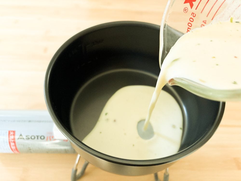 鍋につけ麺スープを入れたら中火で加温。焦げつきやすいのでときどきかき混ぜつつ、フツフツとしてきたら火を止める