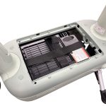 フロアボードの下にバッテリが収納されている