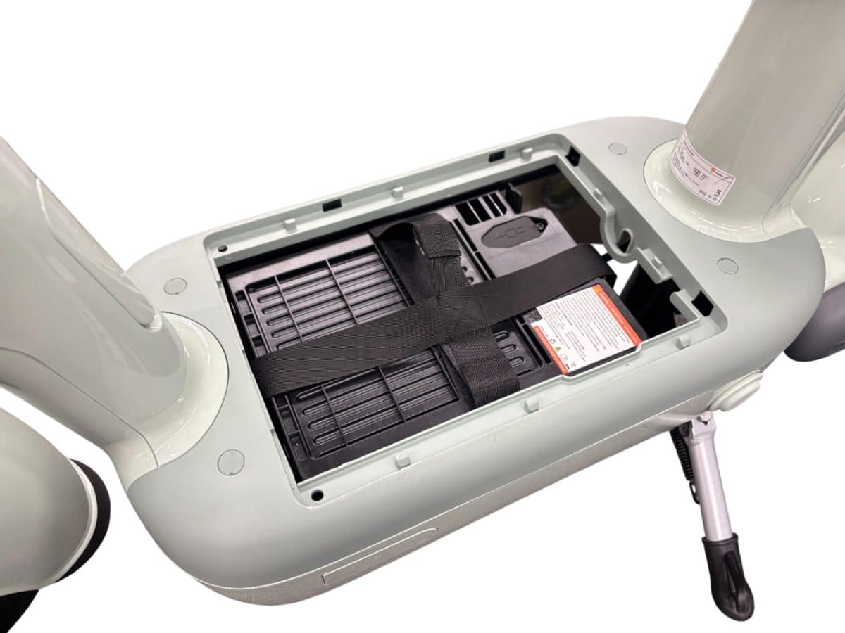 フロアボードの下にバッテリが収納されている