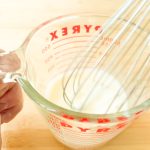 白身がダマになりやすいので泡立て器でしっかり溶いてから付属の粉末調味料を投入