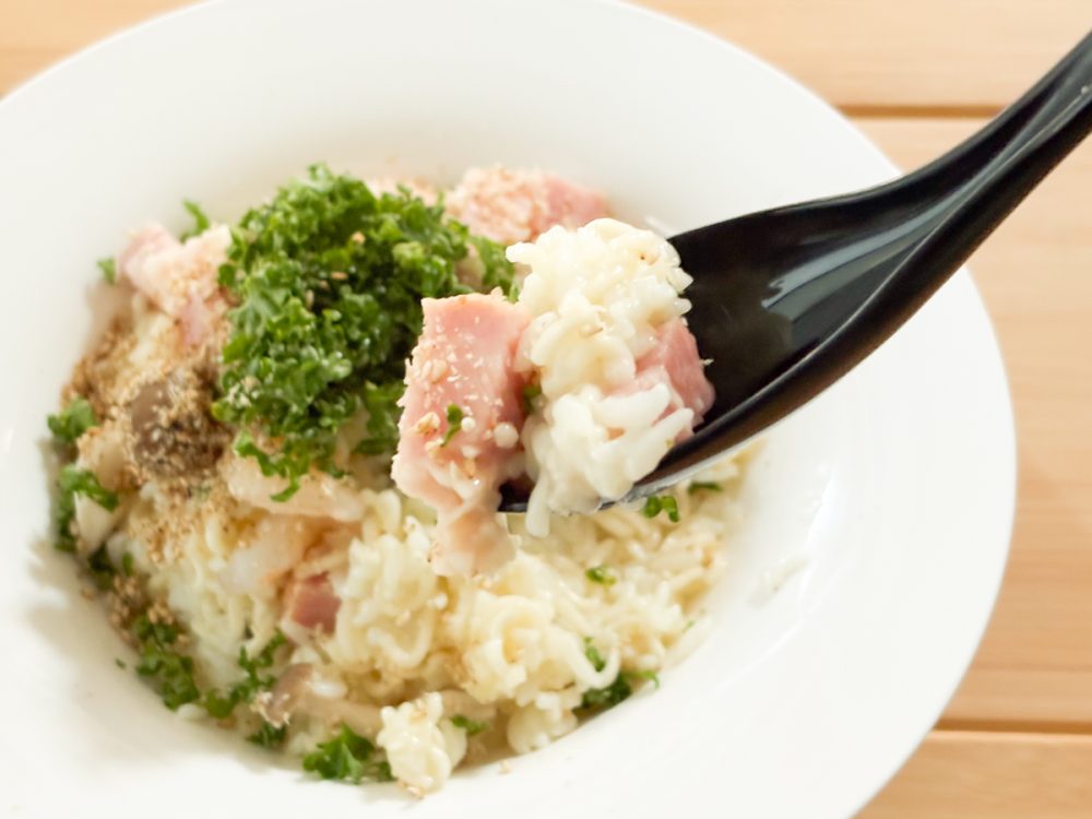 皿に盛り付けて山盛りのパセリ、付属の切り胡麻をトッピングすれば、バターソルティリゾットの完成