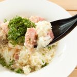 皿に盛り付けて山盛りのパセリ、付属の切り胡麻をトッピングすれば、バターソルティリゾットの完成