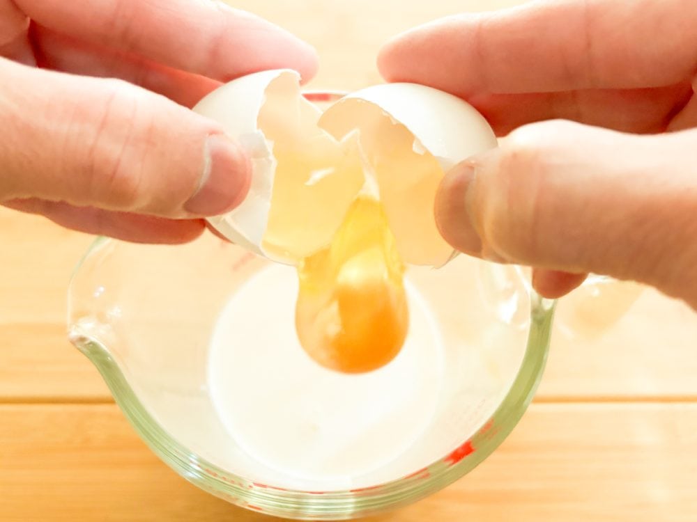 生クリーム200mLと牛乳100mLを合わせ、そこに生タマゴを投入