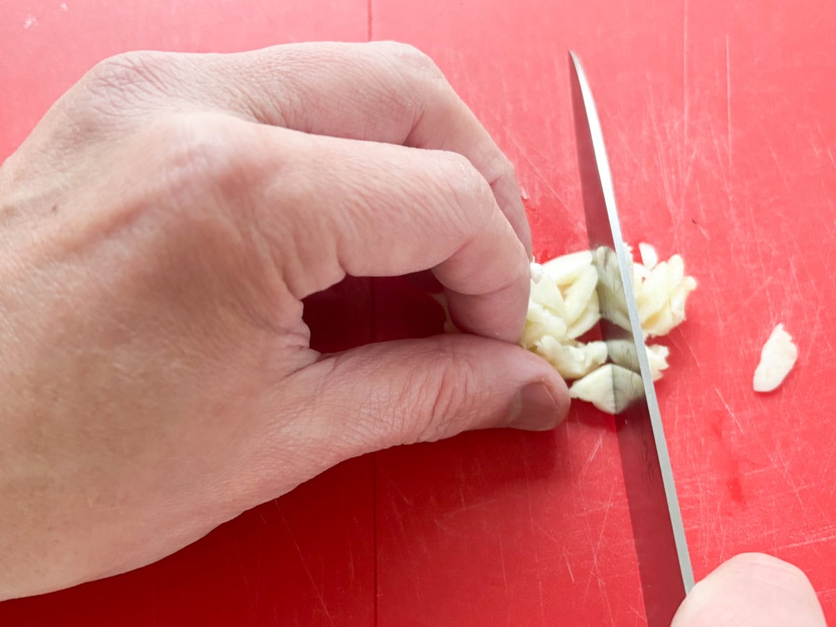 ニンニクを潰して香りを立たせ、さらに細かく刻む