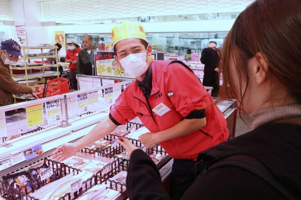 接客をする親切係の村上大貴さん