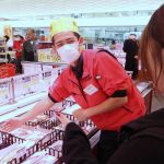 接客をする親切係の村上大貴さん