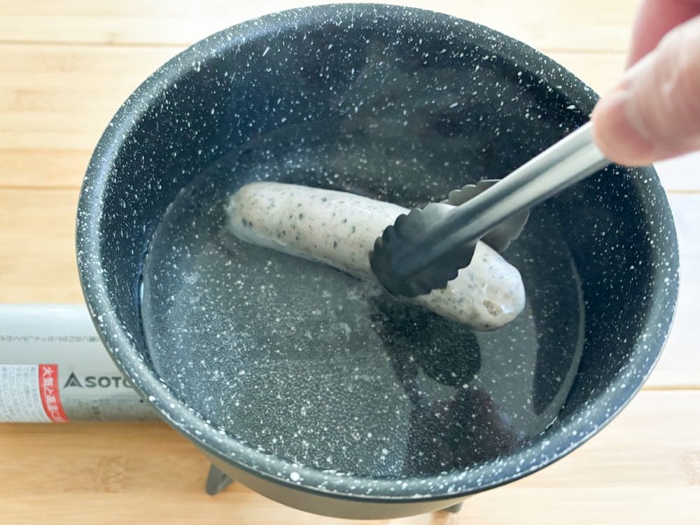 フランクから肉汁がたっぷりと溢れ出し、豚肉の旨味とハーブの香りがスープに加わります