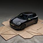 「ミッドナイト•ブラック I」は現在の「MINI Family」にも使用されるエレガントでクラシックな色