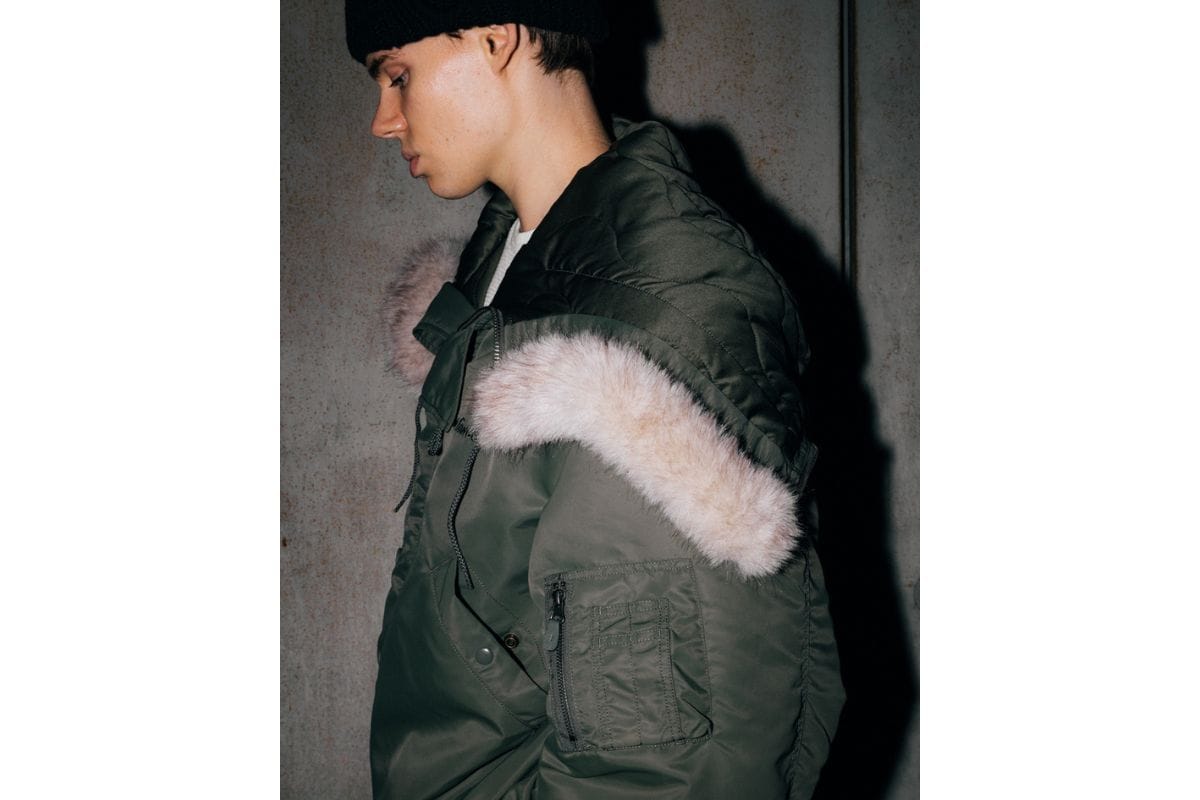 裏地にはブランドの象徴である“波キルト”パターンを採用