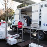 角上魚類では東京の豊洲市場と新潟の中央卸売市場から毎朝直接仕入れ、その日のうちに店頭まで自社で輸送している
