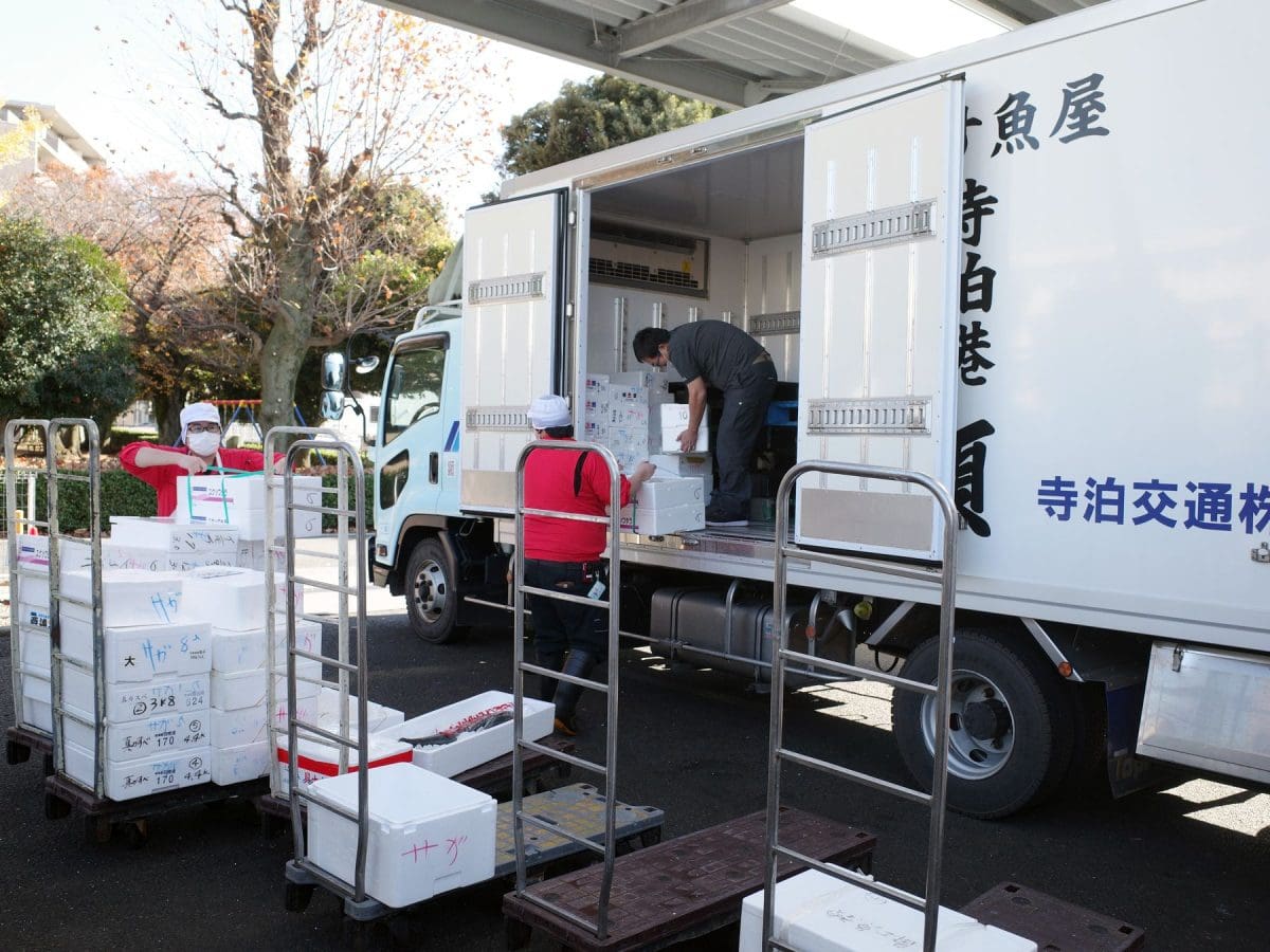 角上魚類では東京の豊洲市場と新潟の中央卸売市場から毎朝直接仕入れ、その日のうちに店頭まで自社で輸送している