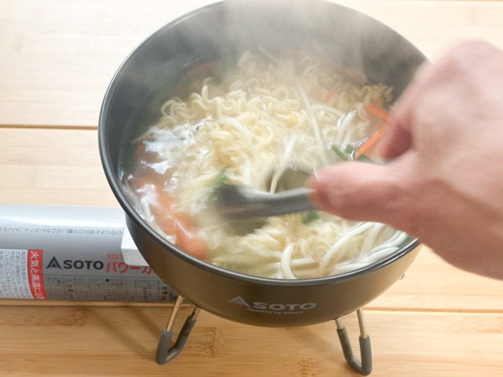 粗挽きソーセージを入れ、ここではじめて麺をほぐす