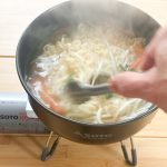粗挽きソーセージを入れ、ここではじめて麺をほぐす