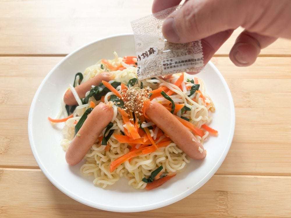 皿に盛り付け、付属の切り胡麻をまぶすと塩らーめんチャンプルーの完成