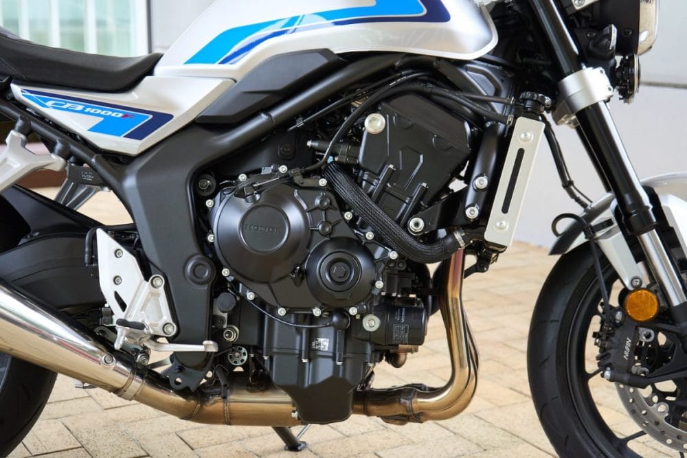 CB1000HORNETをベースとして専用化された999ccの直列4気筒エンジン