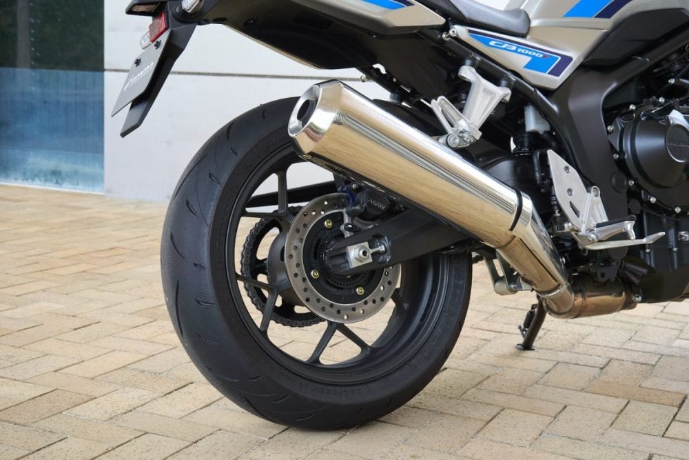 フラッグシップモデルに相応しい官能的なサウンドを奏でるマフラー