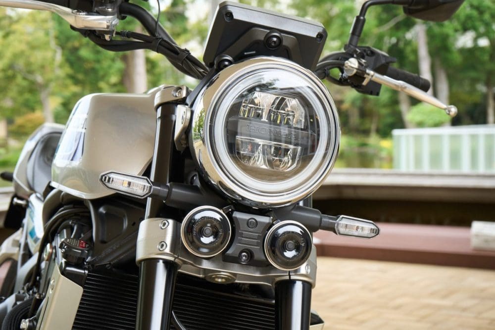 日本人好みの丸型のヘッドランプもポイント