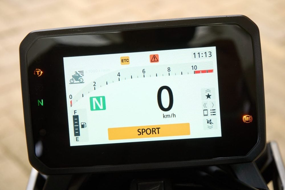 ビッグバイクらしいパワー感をより楽しめるスポーツモード