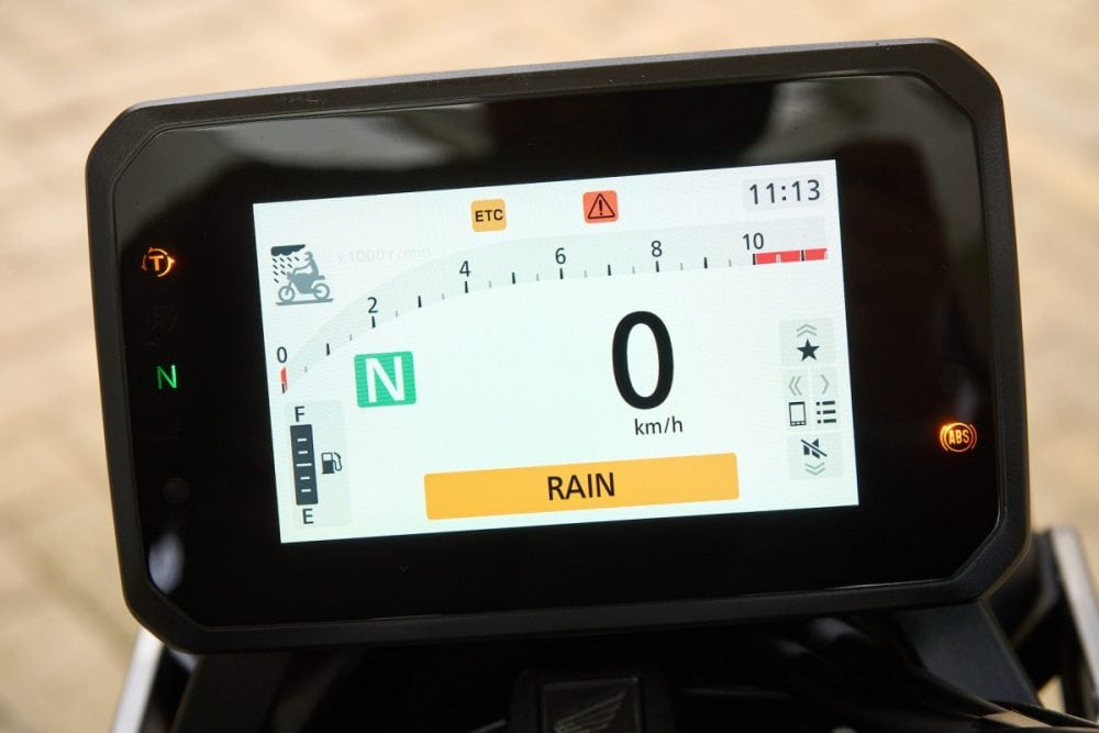 滑りやすい路面での安心感を高めるレインモード