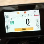 滑りやすい路面での安心感を高めるレインモード