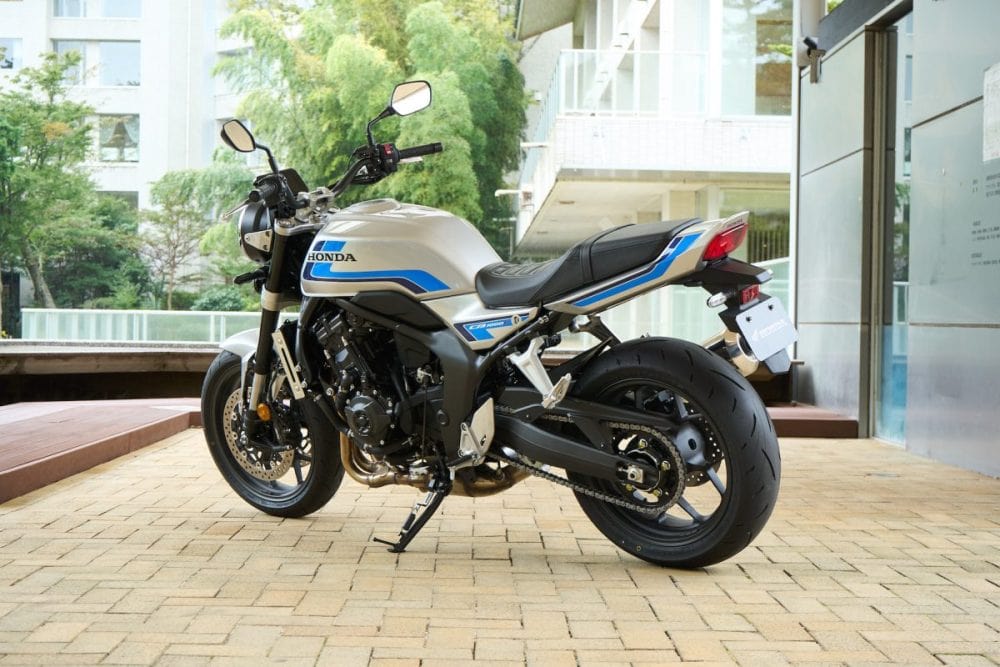 リヤパートはシャープなデザインとすることで軽やかな印象を演出