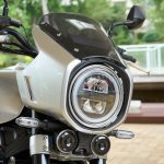 トラディショナルなスタイルを引き立ててくれるヘッドライトカウル