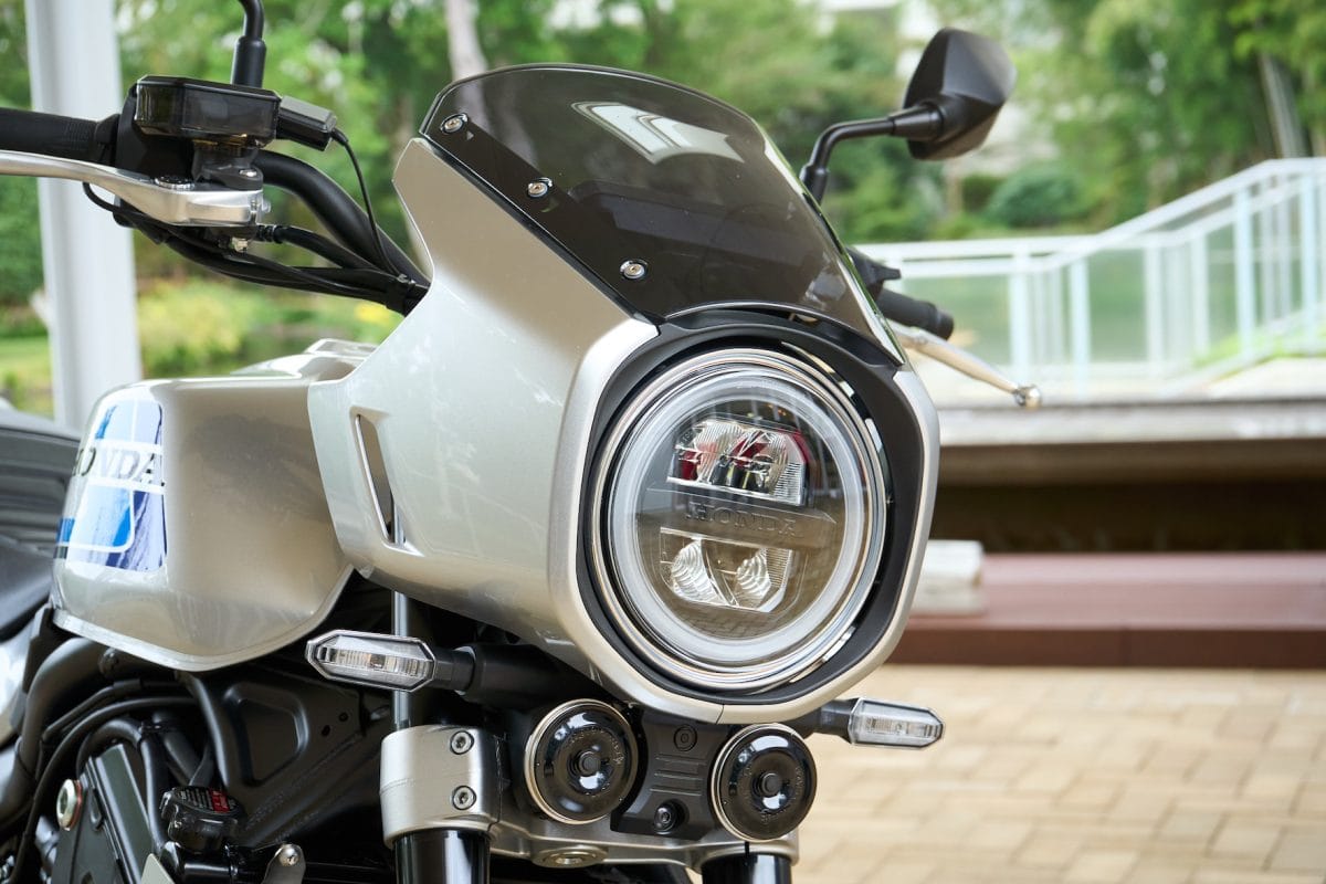 トラディショナルなスタイルを引き立ててくれるヘッドライトカウル