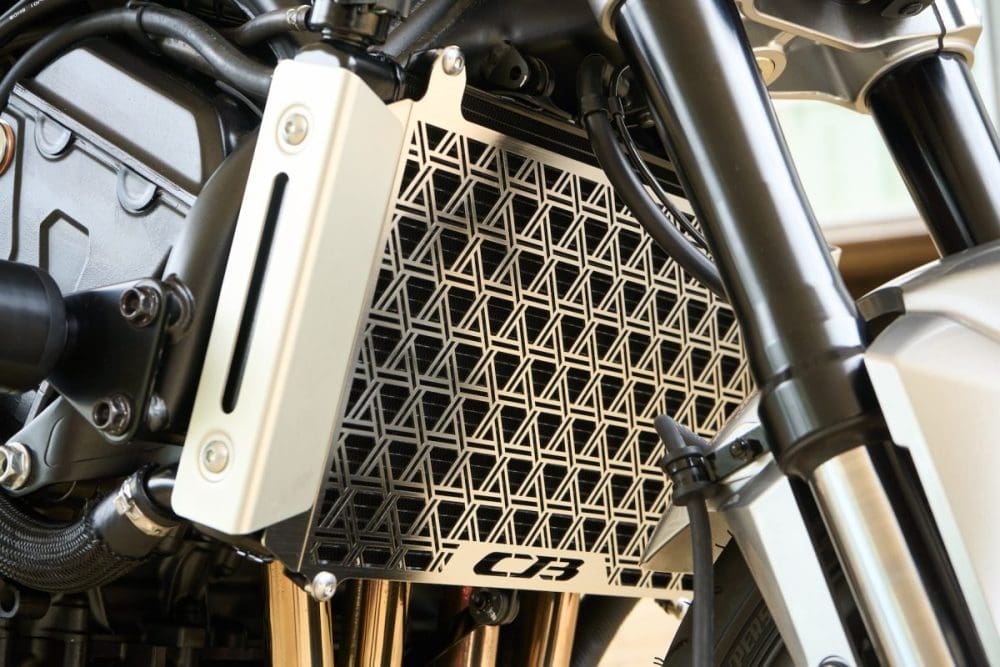 和を感じさせるデザインが施されたラジエーターグリル