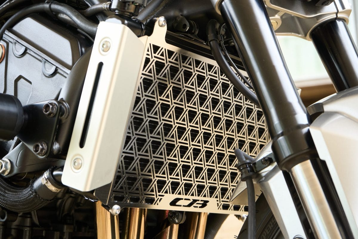 和を感じさせるデザインが施されたラジエーターグリル