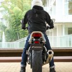 両かかとがベッタリと地面に着地（身長172cm・体重65kg）する良好な足つき性