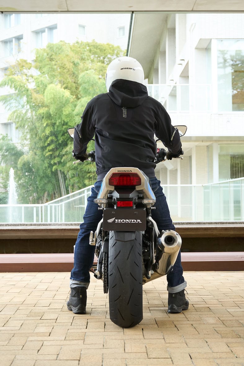 両かかとがベッタリと地面に着地（身長172cm・体重65kg）する良好な足つき性