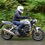 スーパースポーツ由来のエンジンで爽快な走りも味わうことができる