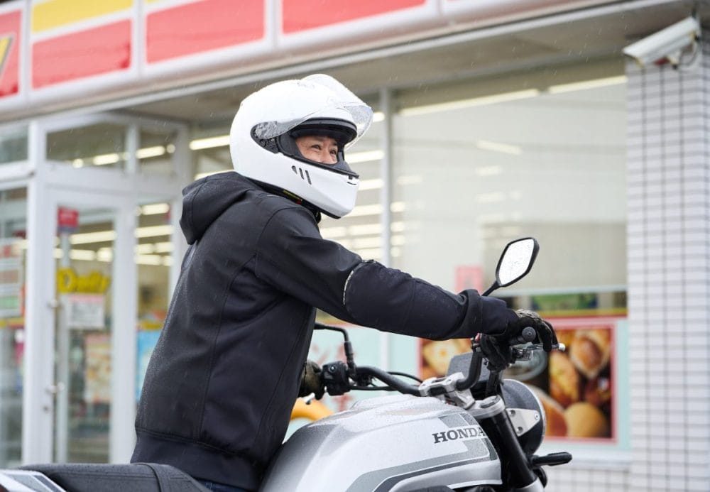 ネオクラシックなヘルメット（SHOEI. ワイバーン0）との相性も抜群