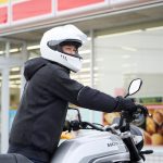 ネオクラシックなヘルメット（SHOEI. ワイバーン0）との相性も抜群