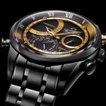 針やダイヤルを飾るリングパーツのゴールドカラーがケースとバンドの艶やかなブラックと美しいコントラストを描く