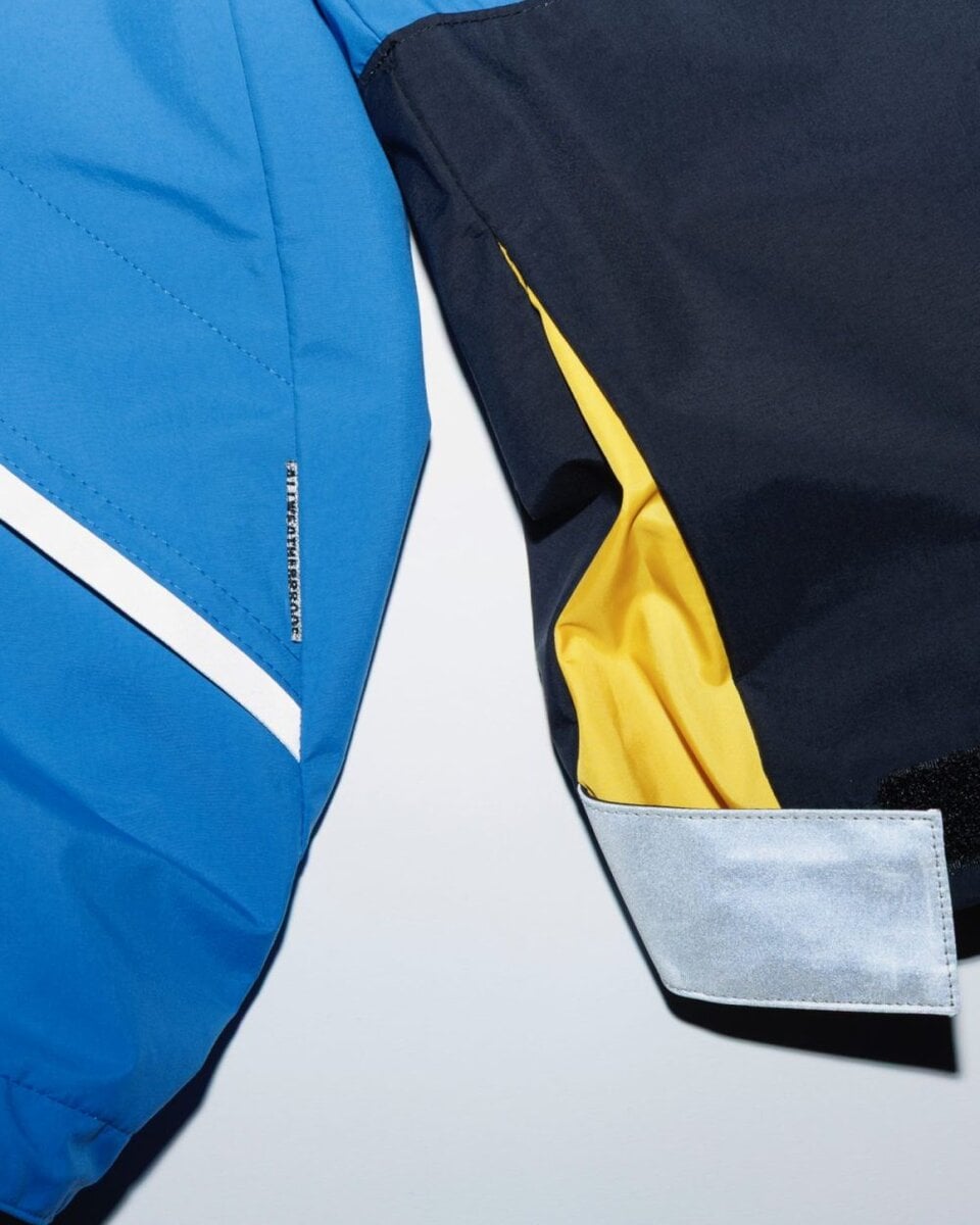 裾とフード口はオルウェイズでお馴染みのリフレクティブバンジーコードでフィット感の調整を可能に