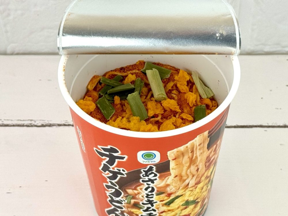 ファミマル あさりとキムチ味チゲうどん／ファミリーマートのカップ麺売上を見てみると、「味仙台湾ラーメン」や「6種の野菜を使用 旨辛味噌」が上位に。このことから「旨辛＆野菜」をキーワードとしたカップ麺が人気です