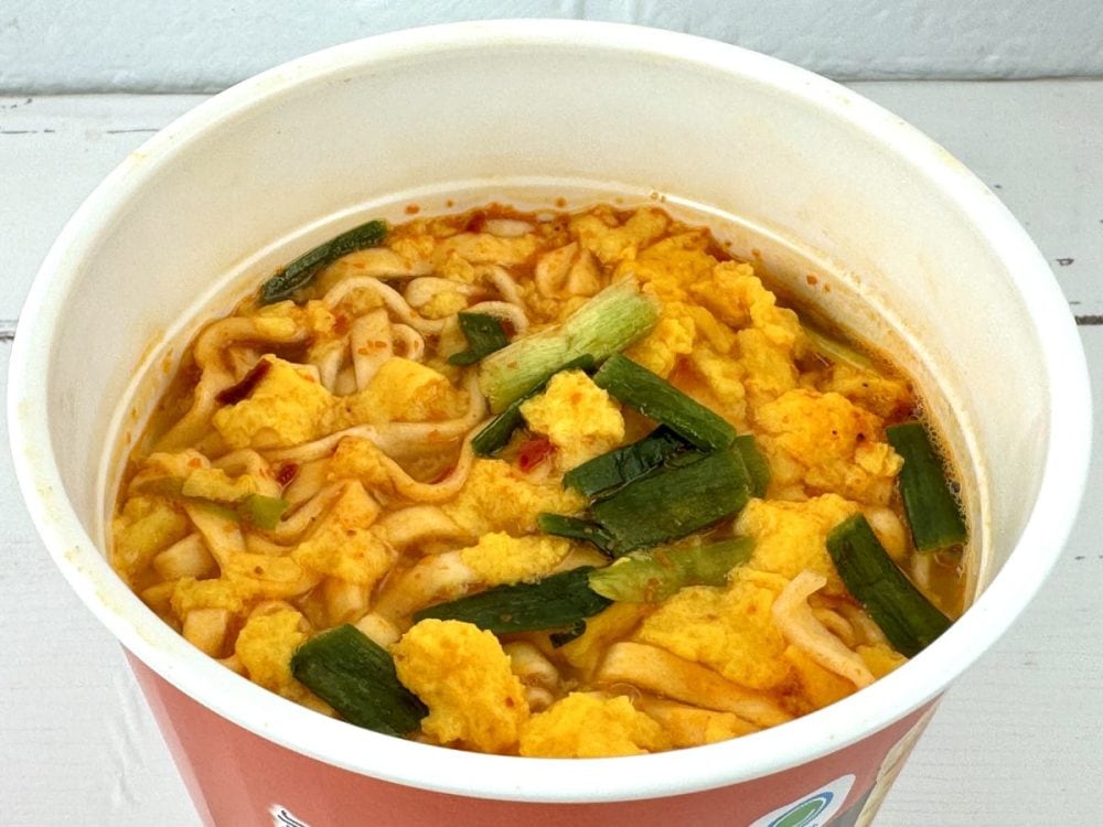 ファミマル あさりとキムチ味チゲうどん／スープのおいしさも相まって、あっという間に完食。しかもおにぎり系（米飯）とよく合うので、このカップ麺は購入金額の単価アップにも貢献しているように思えました